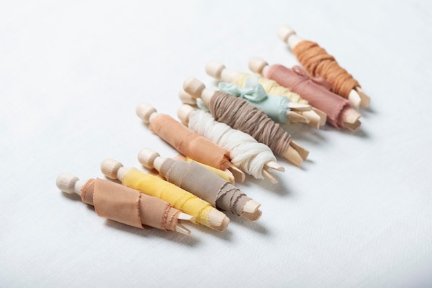 Zbliżenie na nici o pastelowych kolorach